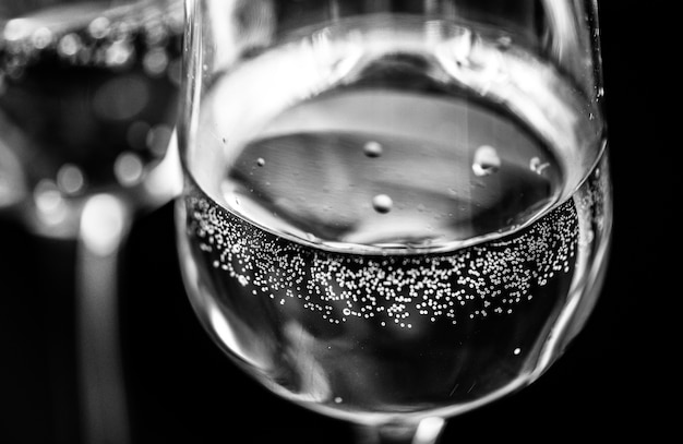 Free photo two glasses of sparkling wine macro photography