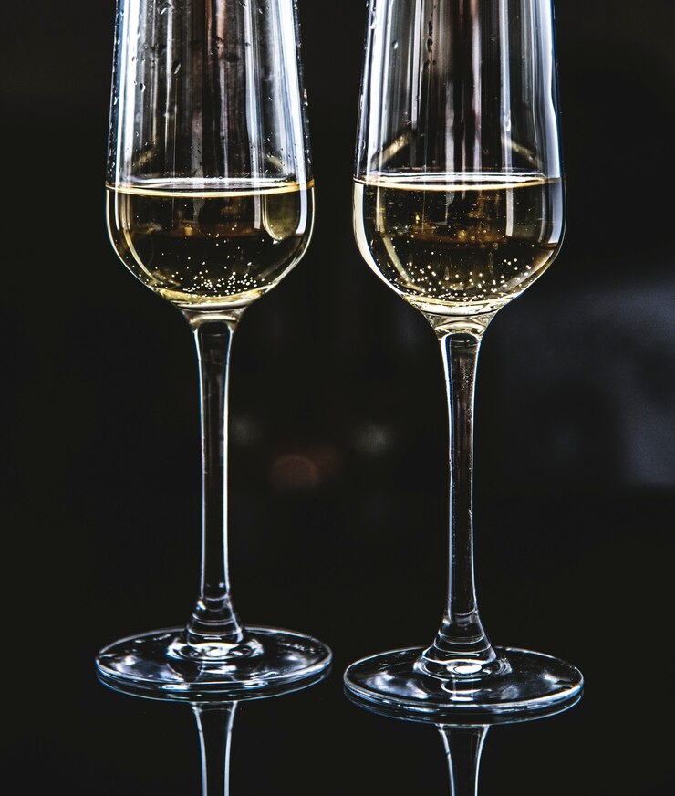 Free Photo two glasses of sparkling wine