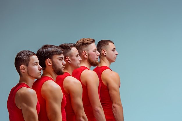 Foto gratuita i due uomini caucasici acrobatici relativi alla ginnastica