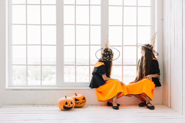 無料Photo 窓に主演する2つのハロウィンの魔女