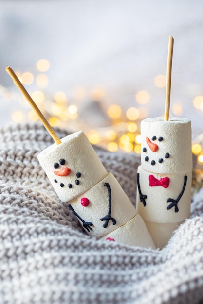 Бесплатное фото Два счастливых смешных снеговика на размытом фоне сладкое угощение для детей рождество зимнее праздничное украшение