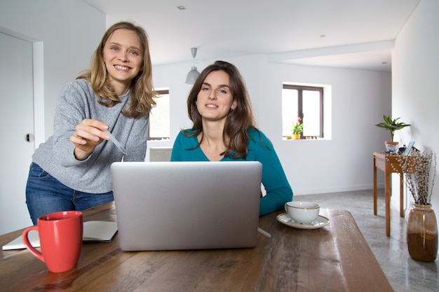 Due ragazze felici che pubblicizzano il fornitore di servizi internet