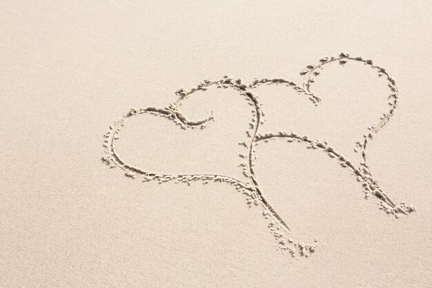 모래에 그려진 두 개의 심장 모양