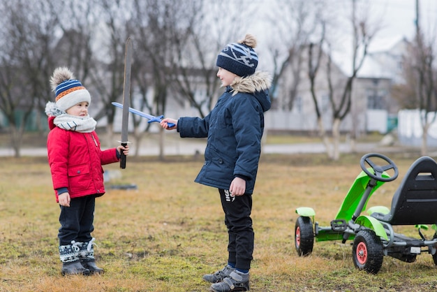 2人の子供が外で遊ぶ