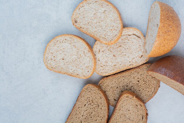 大理石の背景に2種類のパンのスライス。高品質の写真