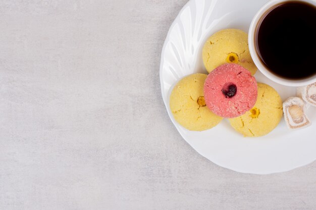 白いお皿に2種類のクッキー、お菓子とお茶。