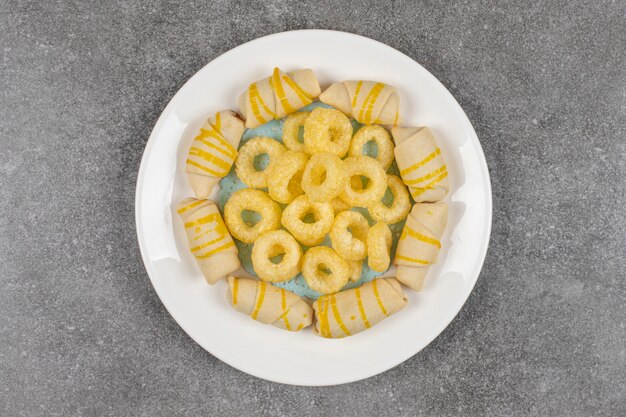 Free photo two kinds of delicious sweets on white plate.