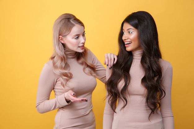 Free photo two ladies talking in studio