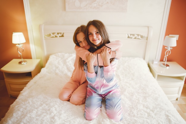 Free photo two little girls in a cute pajamas