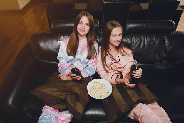 Free photo two little girls in a cute pajamas