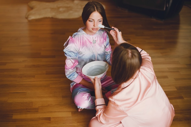 Две маленькие девочки в милой пижаме