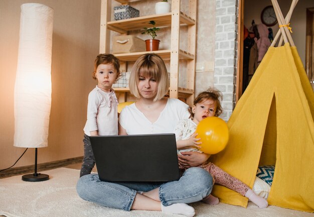 双子の男の子と女の子が緑の木で屋外で一緒にポーズを笑って幸せな家族 プレミアム写真 双子の男の子と女の子が緑の木で屋外で一緒にポーズを笑って幸せな家族 プレミアム写真