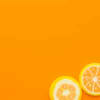 무료 사진 오렌지 배경의 모서리에 두 개의 막대 사탕