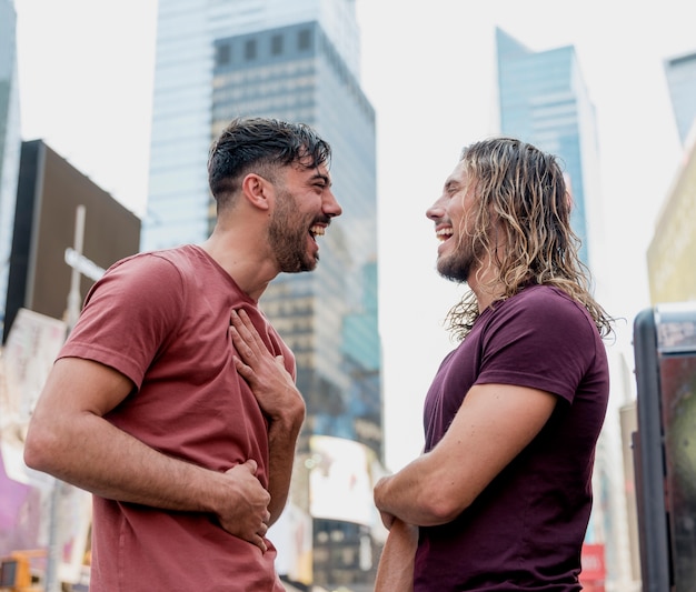 Free photo two male friends laughing at each other