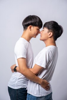 お互いを愛し合う二人の男が幸せに抱き合う 無料の写真 お互いを愛し合う二人の男が幸せに抱き合う 無料の写真