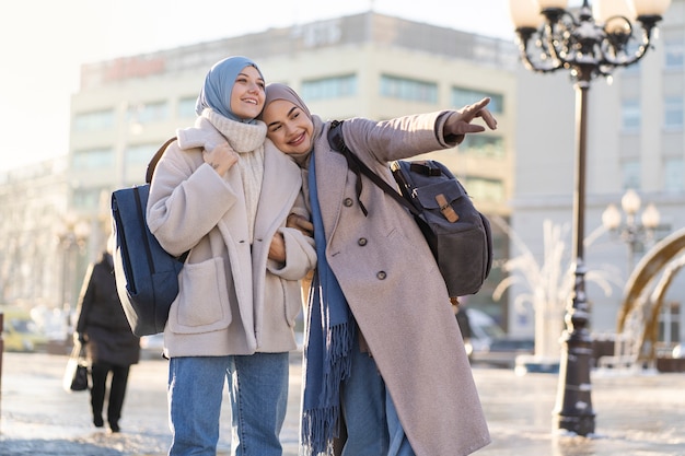 여행하는 동안 도시를 둘러보는 두 명의 이슬람 여성