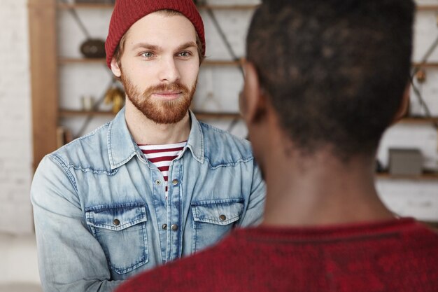 素敵な会話をする異なる人種の2人の古い友人