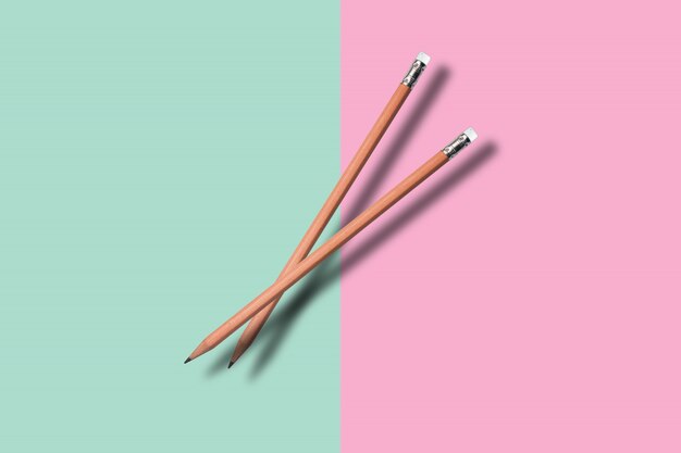 Два карандаша на фоне цвета