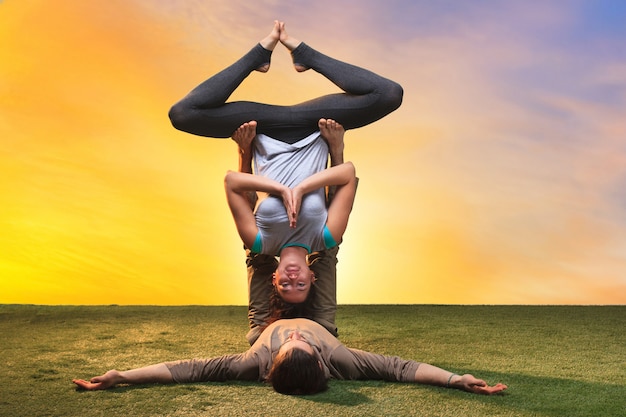 Foto gratuita due persone che fanno esercizi di yoga