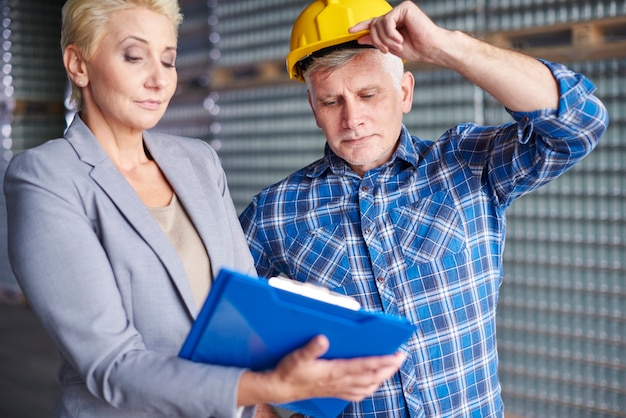 Foto gratuita due persone che lavorano in magazzino