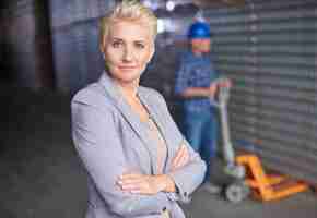 Free photo two people working in warehouse