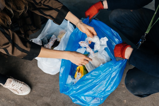 Бесплатное фото Два человека сортируют мусор. концепция утилизации. без отходов