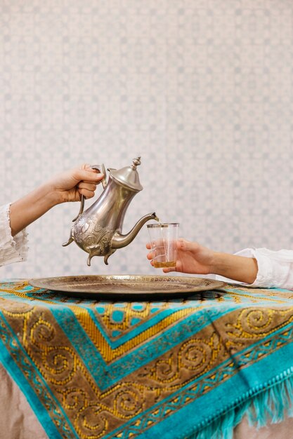 Два человека, пили арабский чай