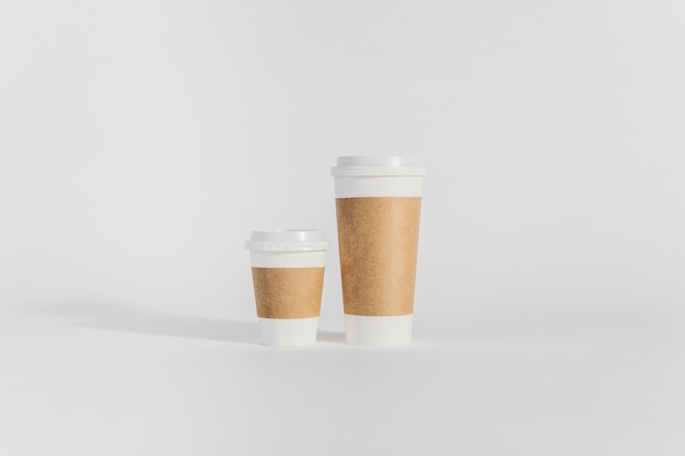 Две пластиковые чашки разных размеров