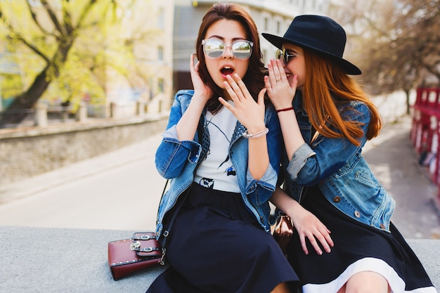 Due adolescenti carini condividono segreti