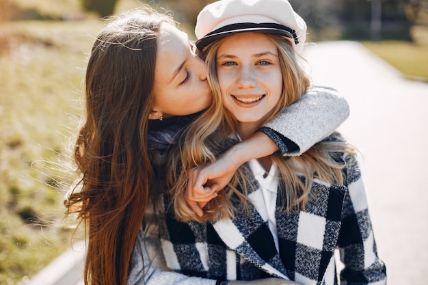 Free photo two pretty girls in a spring park