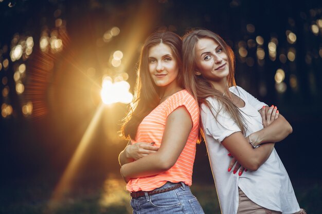 Две красивые девушки в летнем парке