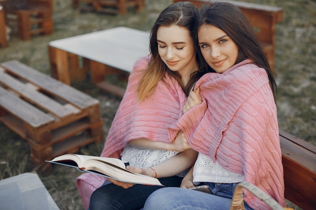 Free photo two pretty girls in a summer park