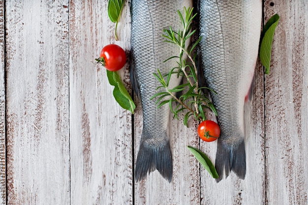 Foto gratuita spigola cruda due con spezie