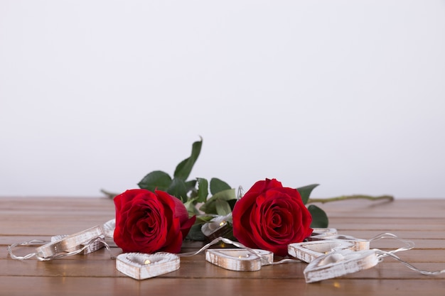 Due rose rosse e lampadine di cuore