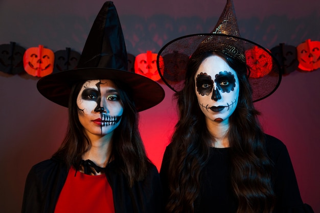 Foto gratuita due ragazze spaventose di halloween