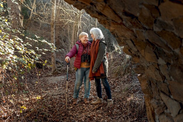 自然の中でハイキングを楽しんでいる2人の年配の女性の友人