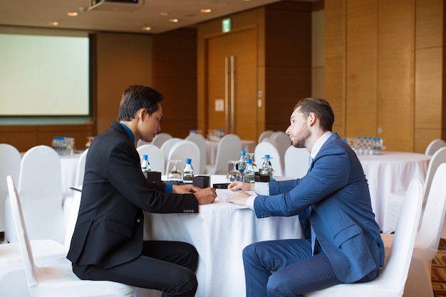 問題を議論している2人の真剣な大人のビジネスマン