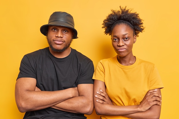 免费照片两个严重的美国黑人的哥哥和姐姐站在彼此保持双臂已经确定表达式