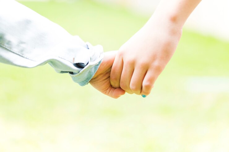 無料Photo 手をつないでいる2人の兄弟