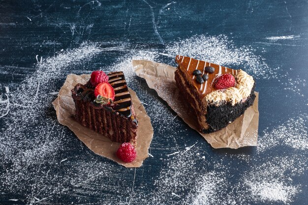 チョコレートとキャラメルのケーキの2つのスライス。