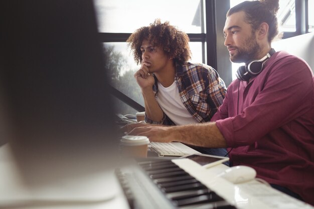 Foto gratuita due ingegneri del suono che lavorano insieme