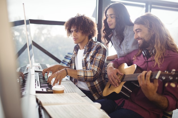 Foto gratuita due ingegneri del suono che lavorano insieme