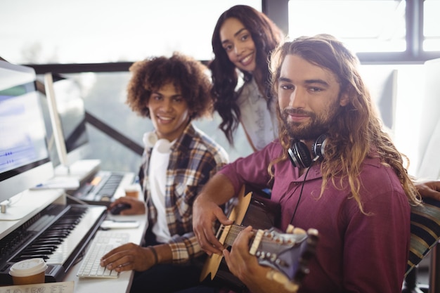 Foto gratuita due ingegneri del suono che lavorano insieme