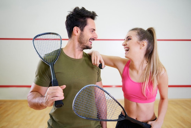 Due giocatori di squash con le racchette