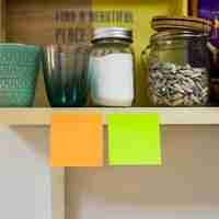 Free photo two sticky notes in kitchen