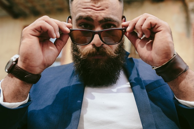 Free photo two stylish bearded men on the background of the old town