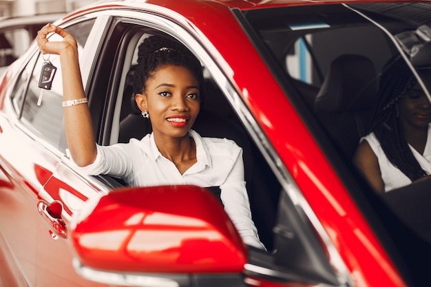 자동차 살롱에서 두 세련된 흑인 여성