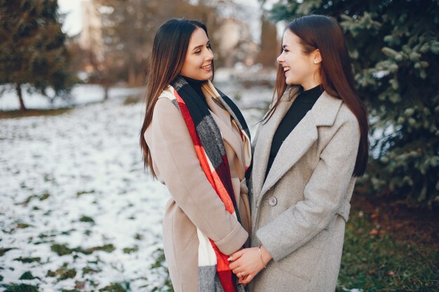 2人のおしゃれな女の子が街で休憩をとる