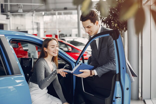 車のサロンで2つのスタイリッシュな女性