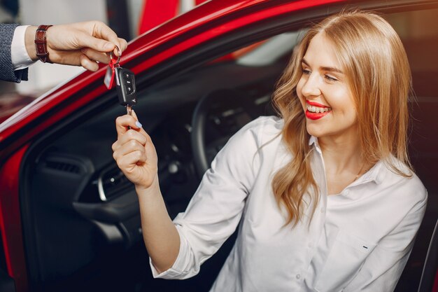 車のサロンで2つのスタイリッシュな女性